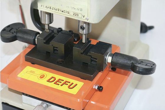 180W Potenza motore Macchina elettrica per il taglio di chiavi per la fabbricazione di chiavi duplicate Voltaggio 110/220V