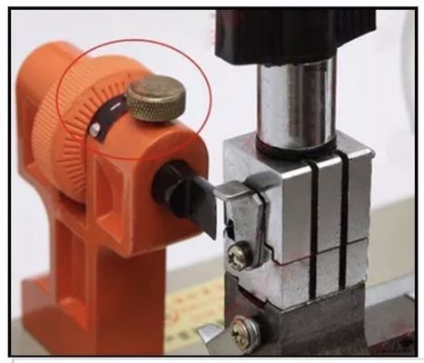DeFu 668B macchina per il taglio delle chiavi per auto 120W Materiale di produzione in acciaio tarbon per la fabbricazione di chiavi