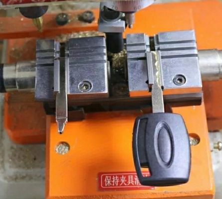 110V/220V Defu 368A macchina di taglio delle chiavi veloce ed accurata per la duplicazione delle chiavi dell'auto