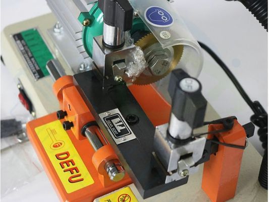 120W Potenza del motore Defu 238RS Macchina di taglio orizzontale per chiavi per materiali ABS e acciaio